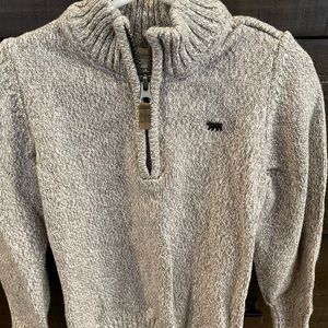 Great condition sweater.  Perfect for family holiday pictures and winter.